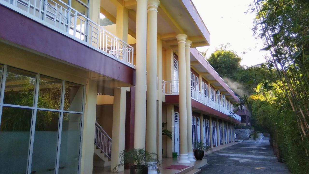 Tulip Inn Tomohon Exterior photo